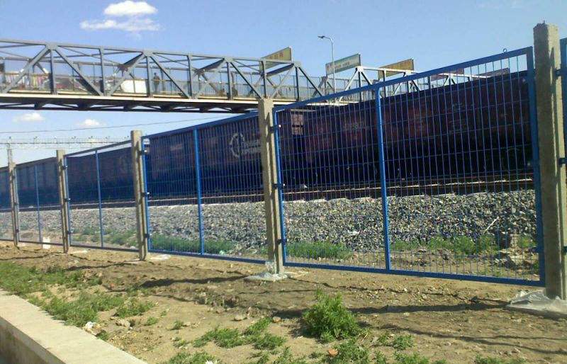围栏厂家：铁路护栏网施工，金属立柱该如何安装