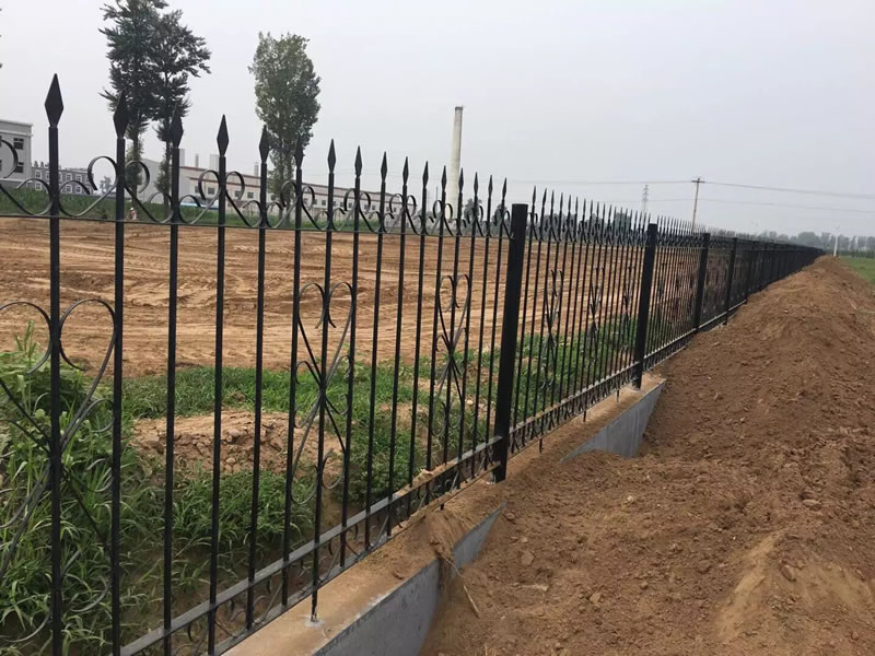 围栏护栏：道路铁艺围栏怎么延长使用寿命